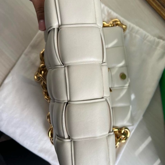 Bottega Veneta Chain Cassette Bag (in the color chalk) - Picture 3 of 4
